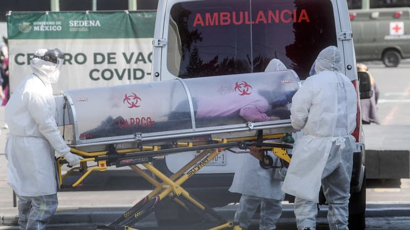 Les ambulanciers paramédicaux déplacent un patient soupçonné d'être infecté par le nouveau coronavirus à l'hôpital de la police militaire, à Mexico, le 30 décembre 2020. (Photo d'illustration)