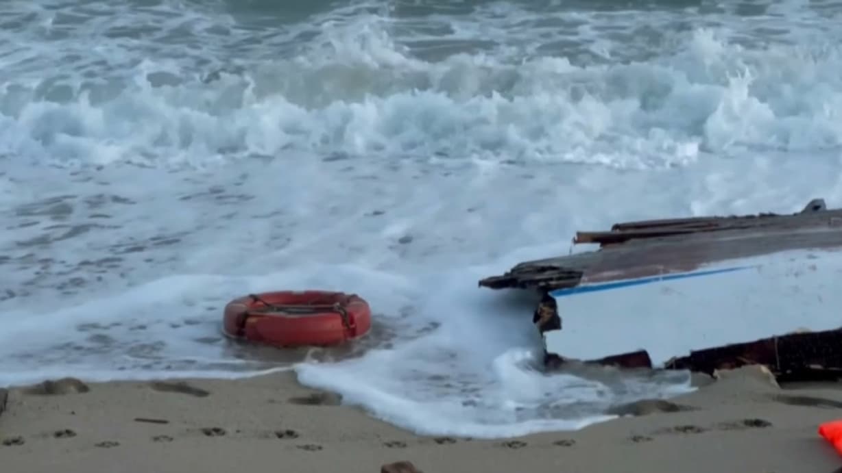 Les restes de l'embarcation qui a fait naufrage au large de Crotone, Italie Les restes de l'embarcation qui a fait naufrage au large de Crotone, Italie