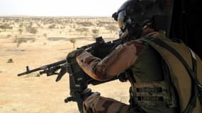 Un soldat français de l'opération Barkhane à bord d'un hélicotpère en patrouille entre Gao et Ménaka, le 21 mars 2019 au Mali