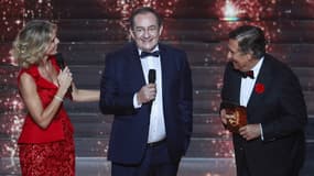 Jean-Pierre Pernaut sur le plateau de Miss France en décembre 2021, accompagné de Sylvie Tellier et Jean-Pierre Foucault