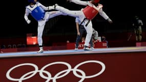 La Française Althéa Laurin (plastron bleu) contre l'Ivoirienne Aminata Charlene Traoré pour le bronze des JO en taekwondo, le 27 juillet 2021 à Tokyo 
