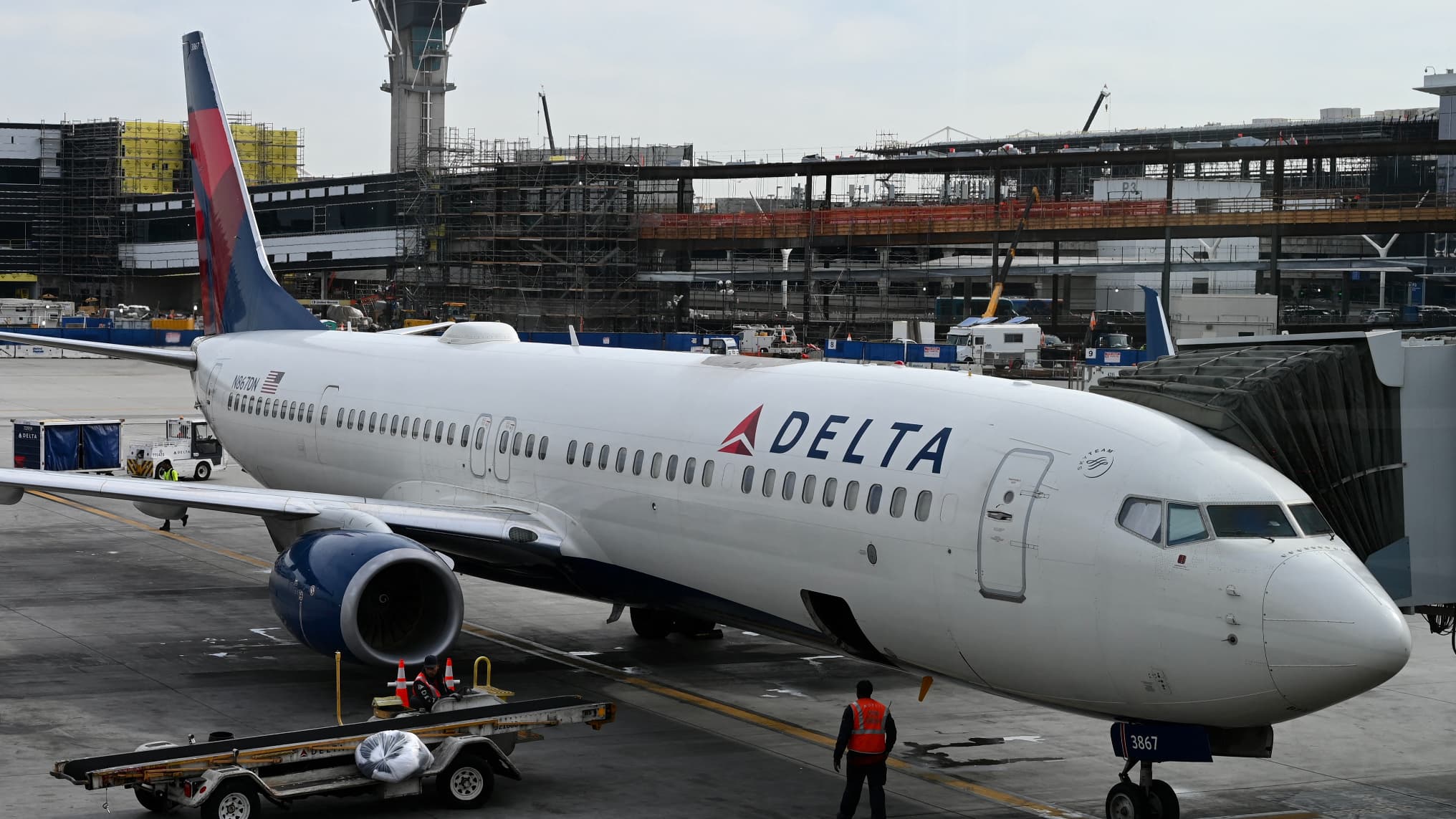 UN AVION LÂCHE 6,8 TONNES DE CARBURANT EN PLEIN VOL SUR DES MAISONS: DELTA VA VERSER 79 MILLIONS DE DOLLARS DE DÉDOMMAGEMENT