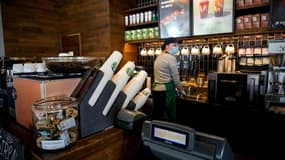 Dans un café Starbucks à Moscou le 9 mars 2022
