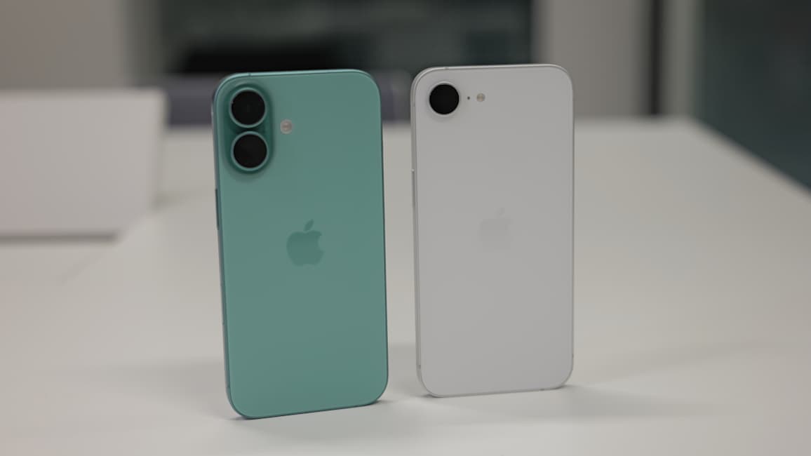 A gauche, l'iPhone 16 - A droite, l'iPhone 16e A gauche, l'iPhone 16 - A droite, l'iPhone 16e