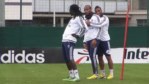 Bafé Gomis et ses coéquipiers de l'Olympique lyonnais à l'entraînement.