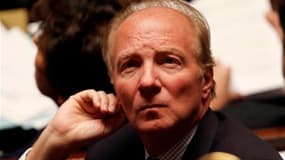 Un élu d'Europe Ecologie a porté plainte contre le ministre de l'Intérieur, Brice Hortefeux, pour ses commentaires sur le jugement du tribunal de Bobigny condamnant des policiers. /Photo prise le 16 novembre 2010/REUTERS/Charles Platiau