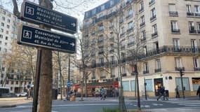  À Paris, des panneaux obsolètes indiquent de mauvaises directions