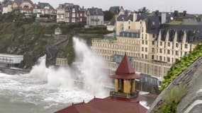 Tempête Ciaran: les images des fortes vagues à Granville