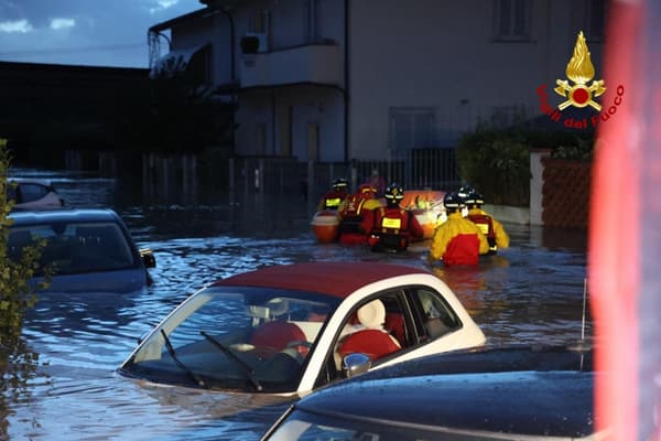 Des pompiers évacuent des habitants de leurs maisons inondées à Campi Bisenzio, à côté de Florence (Italie), le 3 novembre 2023 après le passage de la tempête Ciaran