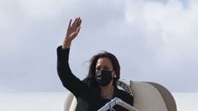 La vice-présidente américaine Kamala Harris monte à bord d'Air Force Two à l'issue de sa tournée asiatique, le 26 août 2021 à Hanoï, au Vietnam