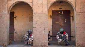 Militaires maliens à Gao. Maison par maison, les soldats maliens recherchaient lundi dans Gao les rebelles islamistes dont l'offensive ce week-end illustre le risque d'enlisement des forces françaises. /Photo prise le 10 février 2013/REUTERS/Francois Riho