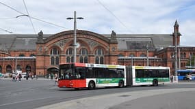 Un bus de transports en commun devant la gare de Brême en Allemagne, le 6 août 2013