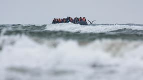 Des migrants au large de Neufchatel-Hardelot (nord de la France) tentent de traverser la Manche le 13 août 2025