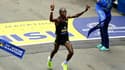 Benson Kipruto vainqueur au sprint du 125e marathon de Boston, le 11 octobre 2021