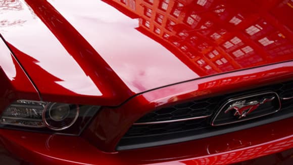 Les lofts en briques de Nolita se reflètent dans la carrosserie de la Mustang.