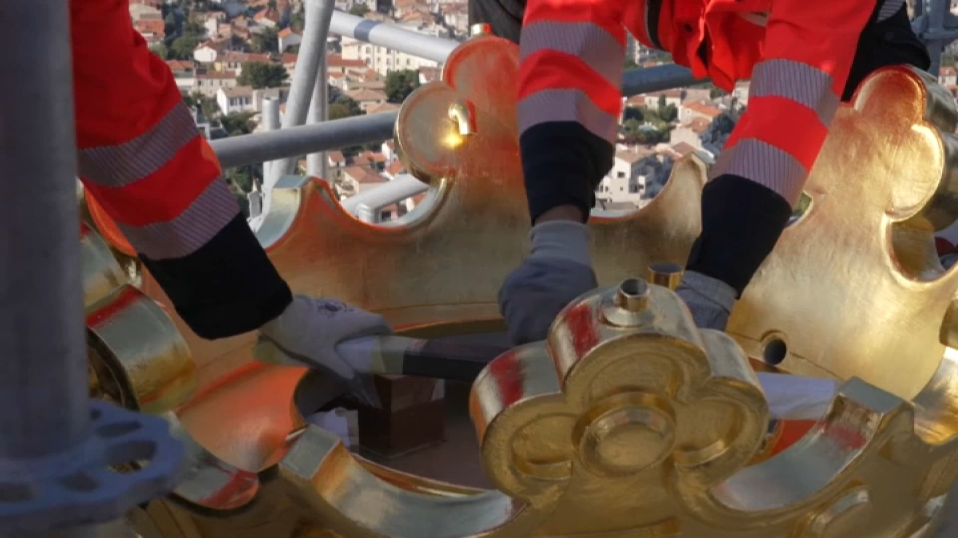 Les compagnons installent la couronne sur la tête de la statue ce vendredi 17 octobre Les compagnons installent la couronne sur la tête de la statue ce vendredi 17 octobre
