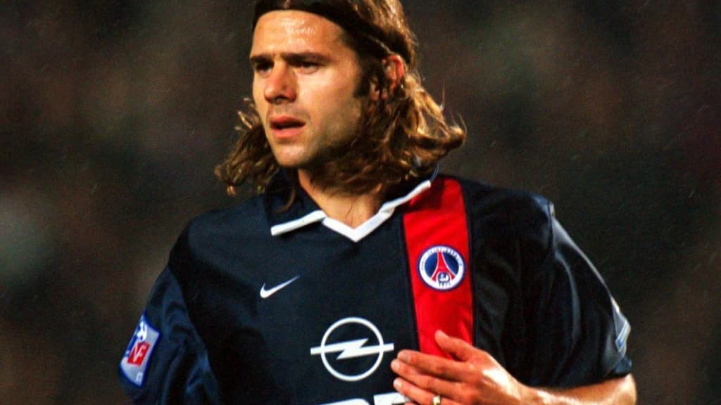 Pochettino avec le maillot du PSG en 2001