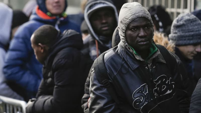 Des réfugiés patientent devant la plate-forme d'accueil de l'ONG France Terre d'asile à Paris, le 26 janvier 2017