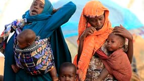 Somaliens à leur arrivée au camp de Dabaab, au Kenya. Affaiblis par des mois de sécheresse qui ont répandu la famine dans leur pays, ces réfugiés ont entamé lundi le mois de jeûne du ramadan au milieu des tentes et des baraquements du plus vaste camp de r