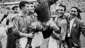 Just Fontaine (au milieu) porté par Yvon Douis, André Lerond et Jean Vincent (de gauche à droite)