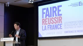 Le président du Medef Geoffroy Roux de Bezieux lors d'une conférence de presse à Paris le 24 janvier 2022