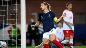 La capitaine et attaquante de l'équipe de France, Eugénie Le Sommer, marque un but contre la Macédoine du Nord, lors du match de qualification pour l'Euro-2021, le 23 octobre 2020 à Orléans