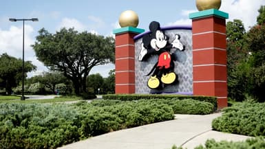 Une effigie de Mickey accueille les visiteurs à l'entrée du parc à thème Disney World en banlieue d'Orlando (Floride), le 9 juillet 2020
