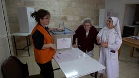 Bureau de vote à Bethlehem, en Cisjordanie. Les Palestiniens de Cisjordanie votaient samedi pour des élections municipales plusieurs fois reportées. La bande de Gaza, dirigée depuis juin 2007 par les islamistes du Hamas, ne participe pas à ce scrutin. /Ph