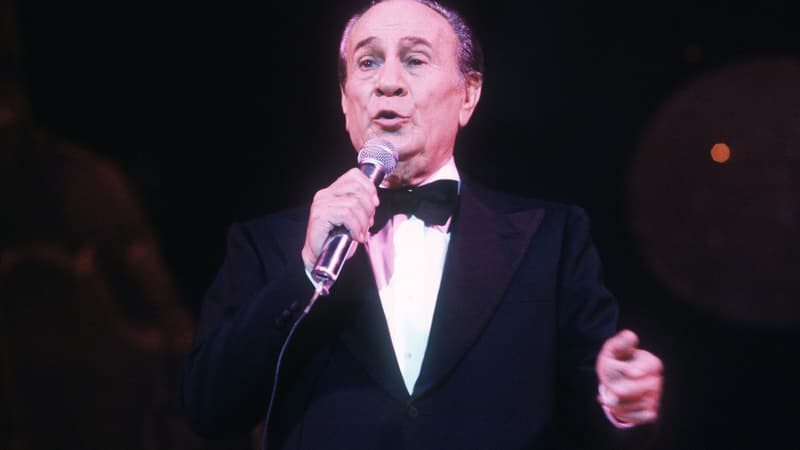 Tino Rossi chante "Petit Papa Noël"