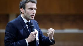 Le président Emmanuel Macron à Liévin, le 2 février 2022 dans le Pas-de-Calais