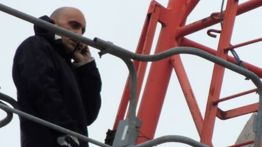 Un homme est retranché en haut d’une grue place du Pin à Agen le 29 mars 2013.