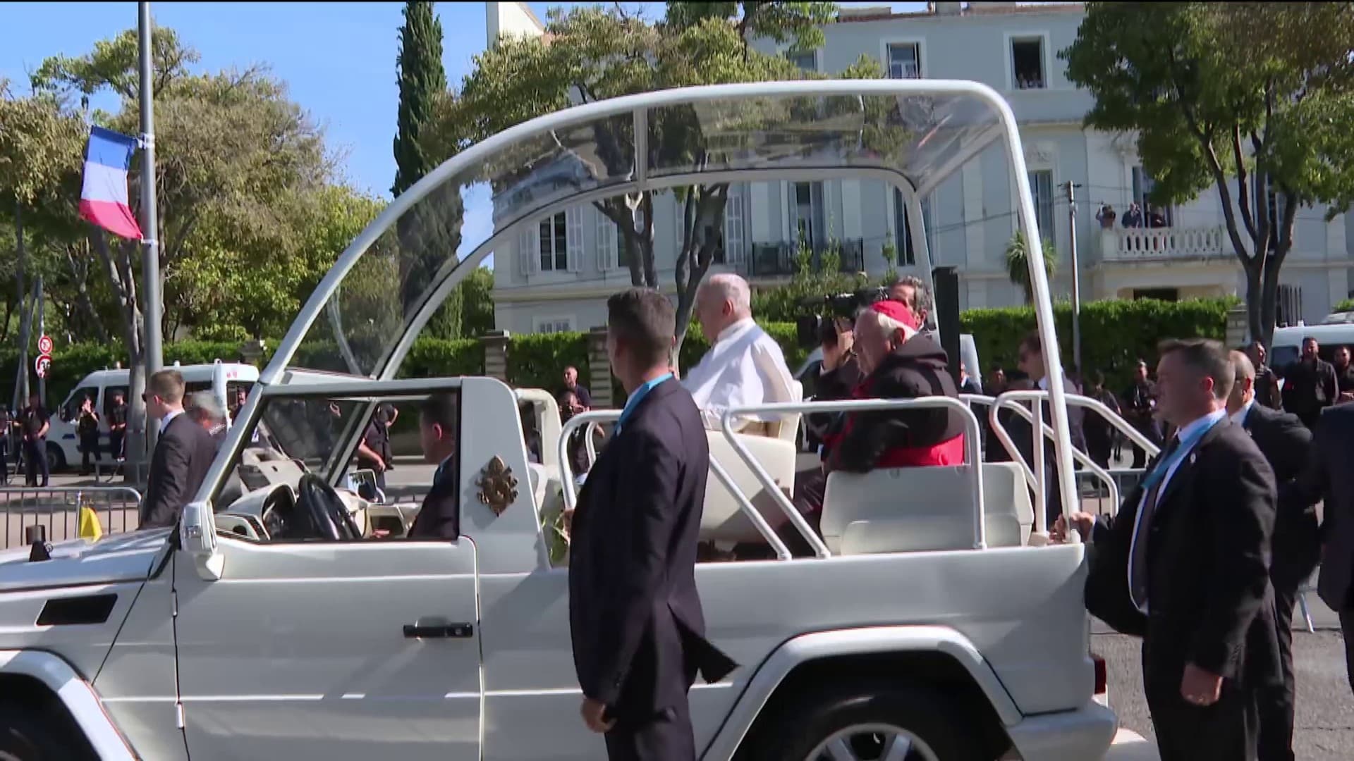 Le pape François déambule sur l'avenue du Prado, avant la messe au Vélodrome, le 23 septembre 2023. Le pape François déambule sur l'avenue du Prado, avant la messe au Vélodrome, le 23 septembre 2023.
