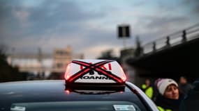 Manifestation de chauffeurs de taxi à Lyon contre la convention en cours de négociation avec l'Assurance maladie pour le transport de malades assis, le 2 décembre 2024 (illustration). 