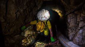 Un mineur travaille dans la mine d'or "El Aguinaldo", à 400 mètres sous terre, à Remedios, est une municipalité située dans le département d'Antioquia, en Colombie, le 17 juillet 2018.
Les municipalités de Segovia et Remedios,