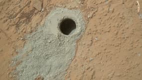Image du deuxième forage effectué dans le sol martien par le robot Curiosity
