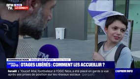 "Je m'identifie à eux": Noam, un enfant israélien, attend devant un hôpital de Tel-Aviv pour accueillir les otages