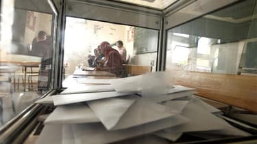 Dans un bureau de vote d'Alger. Les observateurs de l'Union européenne ont salué dans les élections législatives algériennes de jeudi "un premier pas sur la voie des réformes", malgré les accusations de fraude lancées par certaines forces d'opposition. /P