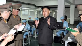 Entre deux visites d'usine, Kim Jong-un se divertit devant des spectacles de danse et de chant.