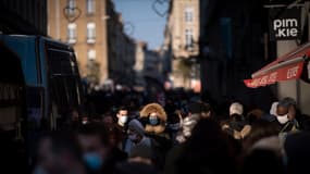 Des passants dans les rues de Rennes, en janvier 2021. (photo d'illustration)