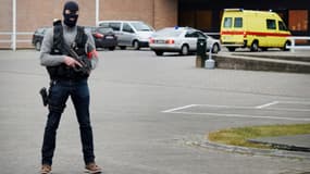 Un policier d'élite monte la garde devant la prison de Bruges, le samedi 19 mars. 