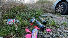 Des bouteilles de protoxyde d'azote et des ballons de baudruche laissés au sol à Montpellier, le 22 novembre 2023