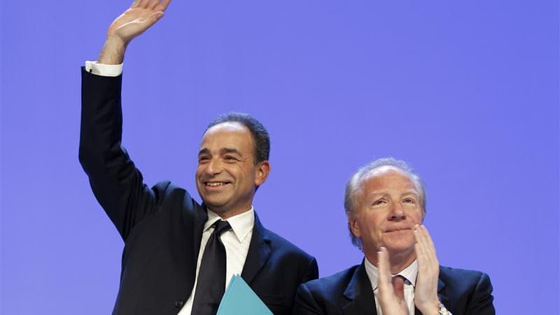Brice Hortefeux, ancien ministre de l'Intérieur et proche de Nicolas Sarkozy, annonce qu'il soutiendra Jean-François Copé, opposé dans la course à la présidence de l'UMP à l'ancien Premier ministre François Fillon. /Photo prise le 28 janvier 2012/REUTERS/