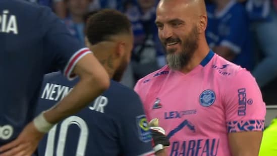 Le chambrage entre Neymar et Jessy Moulin lors de PSG-Troyes, le 8 mai 2022