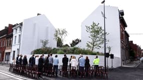 Les familles de victimes lors de l'inauguration du jardin du souvenir 