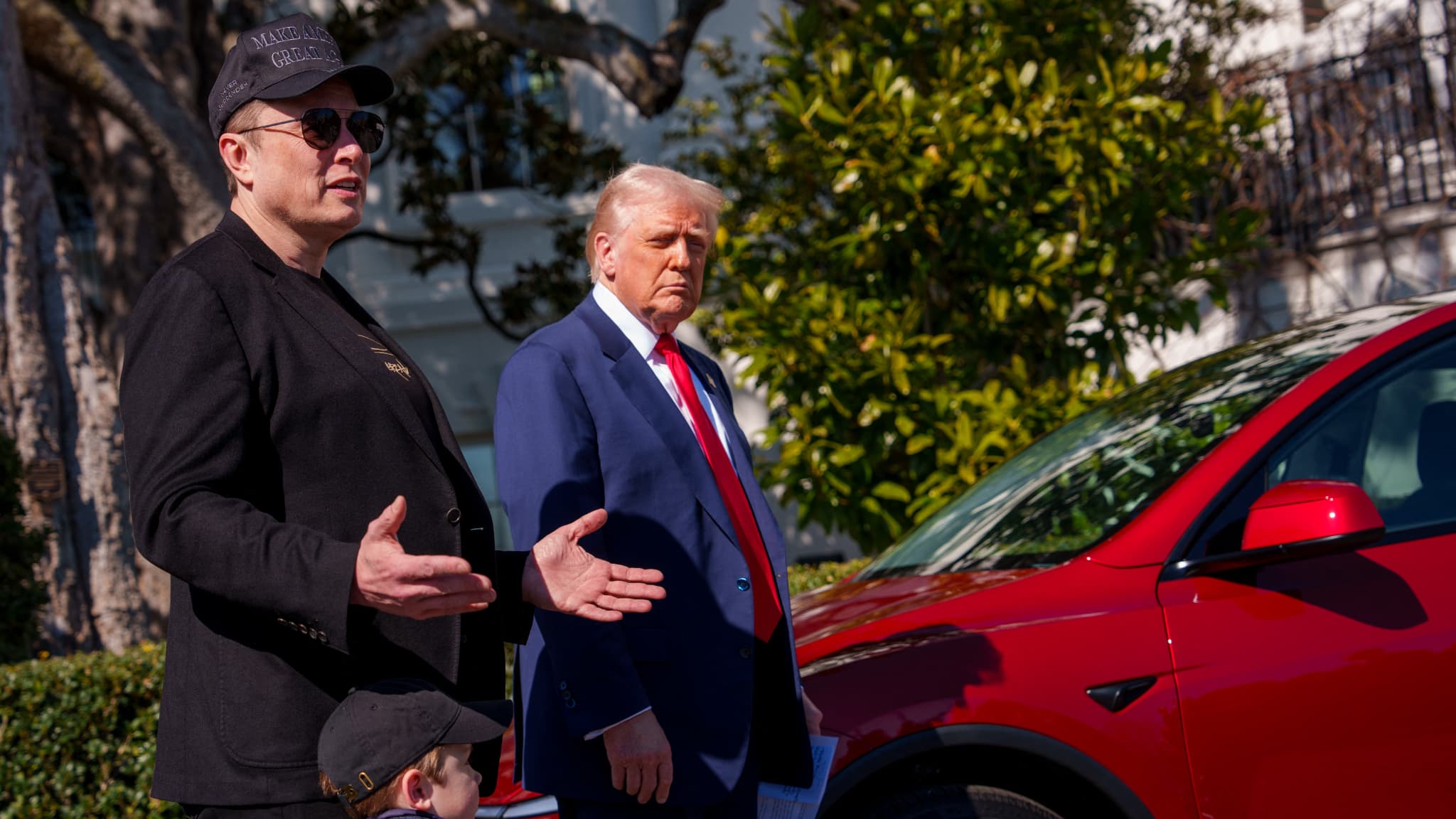 Donald Trump listens to Elon Musk, accompanied by his son, expresses himself next to a Tesla Model and on the grass of the southern White House on March 11, 2025 in Washington, DC. Donald Trump listens to Elon Musk, accompanied by his son, expresses himself next to a Tesla Model and on the grass of the southern White House on March 11, 2025 in Washington, DC.