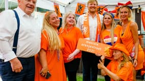Le roi Willem-Alexander des Pays-Bas et le maire de La Haye Jan van Zanen posent pour une photo avec des supporters à La Haye, le 17 juin 2021.