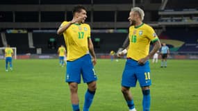 Lucas Paqueta et Neymar lors de la demi-finale de la Copa América entre le Brésil et le Pérou, le 5 juillet