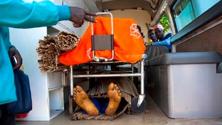 A Conakry, évacuation de deux corps, supposés être ceux de partisans de Cellou Dalein Diallo. L'état d'urgence a été décrété et un couvre-feu nocturne imposé mercredi en Guinée dans l'attente du retour au calme après trois journées de violences sporadique