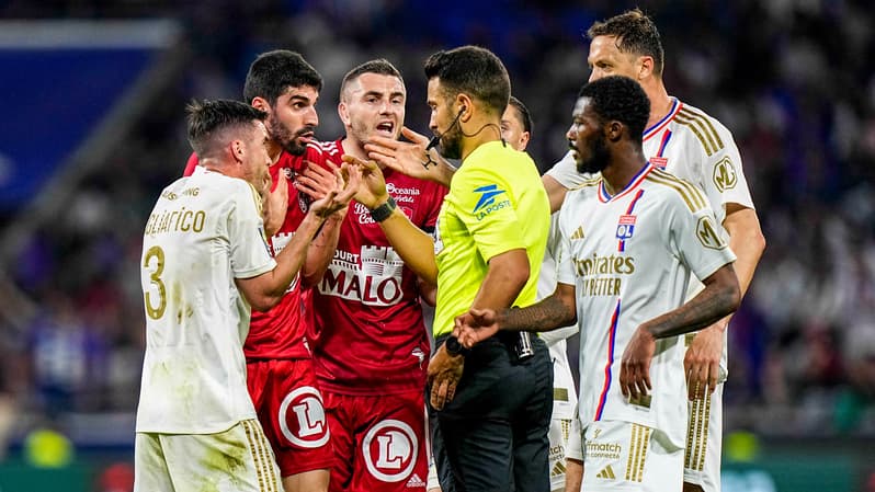 L'arbitre de Lyon-Brest a sanctionné Lees-Melou et Tagliafico, 14 avril 2024