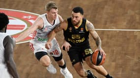 Mike James au duel avec Ognjen Jaramaz lors de Monaco-Bayern, à Monaco le 12 novembre 2021